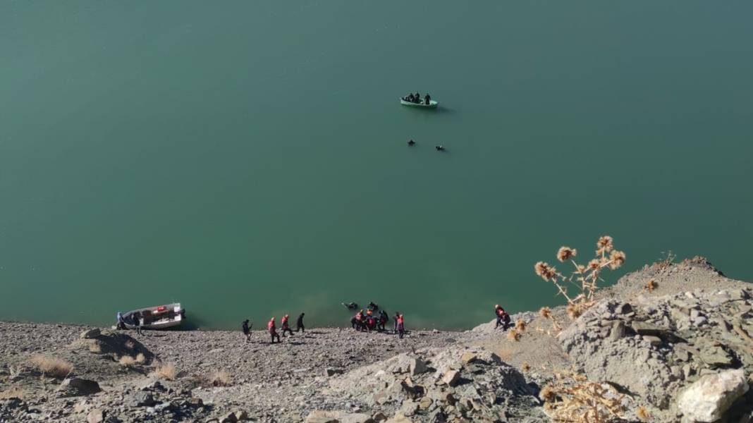 Baraja araç uçtu: 2 kişi ölü olarak çıkartıldı 7